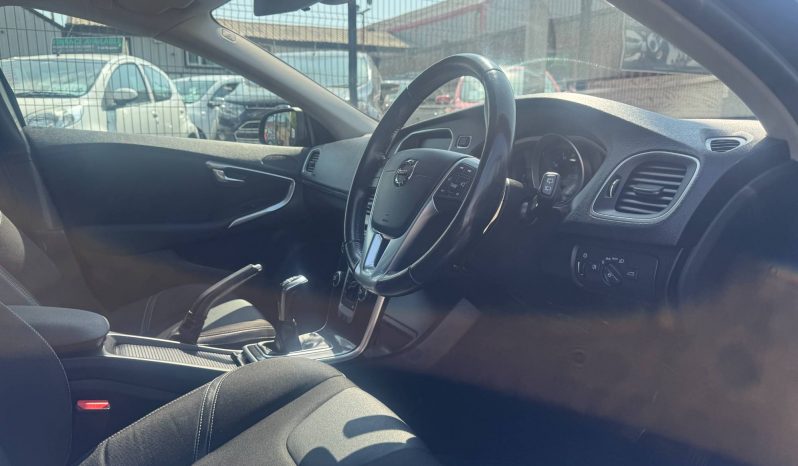 2018/68 Volvo V40 T2 [122] Momentum Nav Plus 5dr h/b full